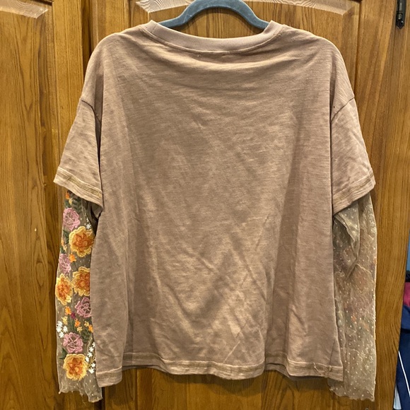 NWT  In Loom tee with mesh floral sleeves size small - Picture 7 of 7